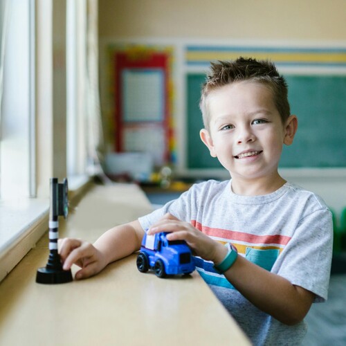 Garçon en salle de classe dans une école publique française en Ontario